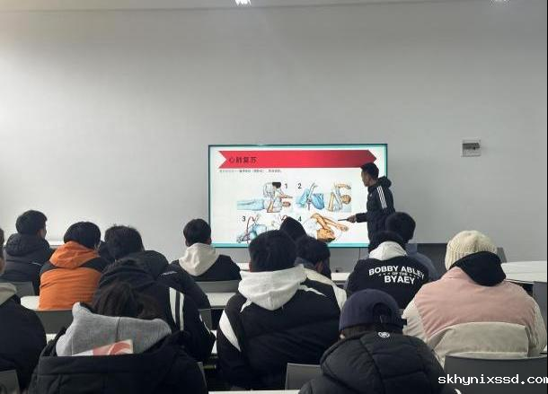 体育系直属团支部开展“急救密码 一键解锁”学雷锋活动